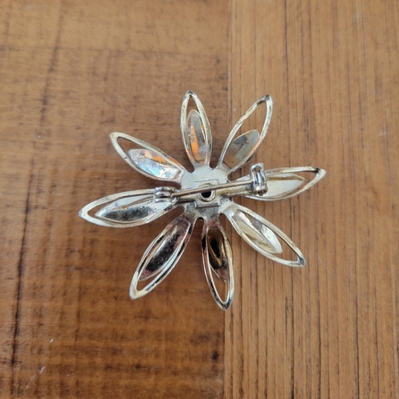 Unique Vintage Gold Tone 3D Flower Petals Brooch Pin See DescriptionSome rough - Picture 2 of 4